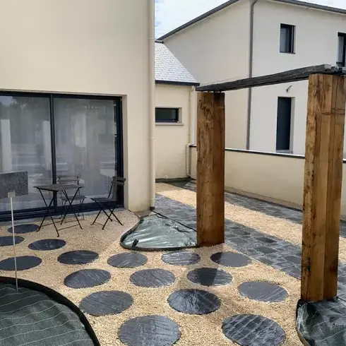 pavé terrasse jardin à Chavagne - image 4